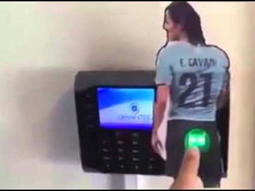 Người Chile chế  tạo máy chấm công troll Cavani