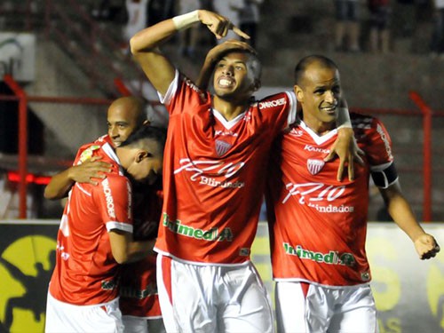 Cha con Rivaldo phối hợp ăn ý làm bàn dễ dàng