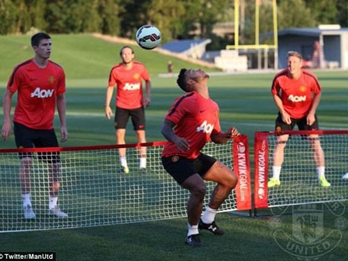 Depay trổ tài trên sân tập