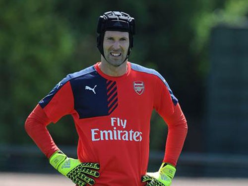 Hai pha cản phá đẳng cấp của Petr Cech trong buổi tập tại Singapore