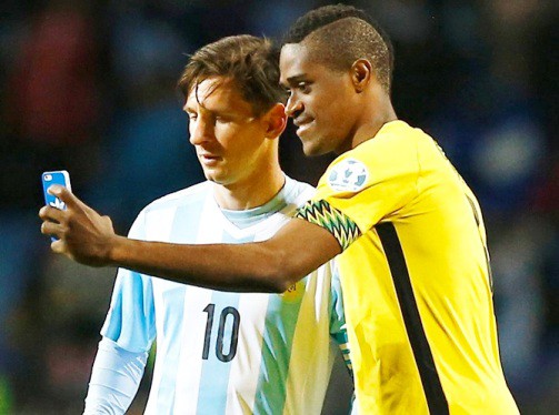 Các hậu vệ thích chụp ảnh hơn là ngăn cản Messi