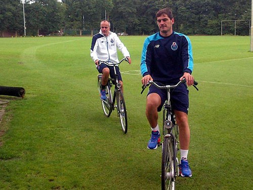 Iker Casillas và những bất ngờ trong buổi tập đầu tiên cùng Porto