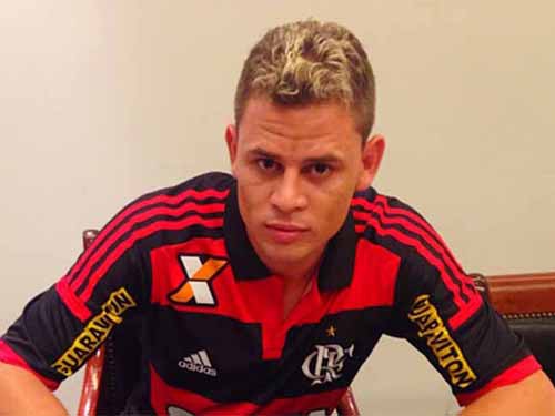 Pha va chạm kinh hoàng khiến cầu thủ Flamengo gãy gập tay