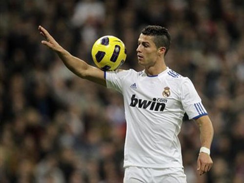 Ronaldo lại trổ tài chuyền bóng bằng lưng