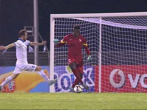 Thủ thành U19 Pháp xâu kim đối phương như Neuer
