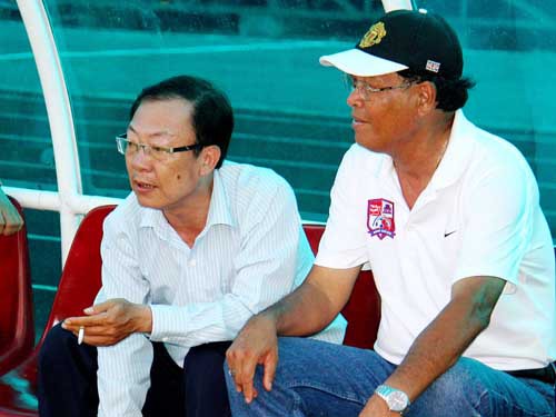 Chuyện chỉ có ở Đồng Nai…: Đá bóng có an ninh theo kèm