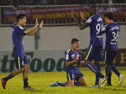 HA.GL 2-1 B.Bình Dương: “Ơn giời, họ đã thắng rồi!”