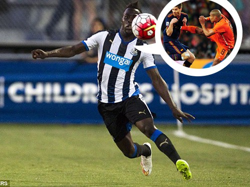 Học De Jong, cầu thủ trẻ Newcastle lĩnh thẻ đỏ