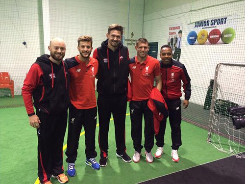 Sao Liverpool trổ tài chơi cricket trên đất Úc