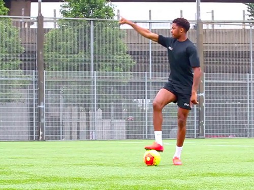 Chuba Akpom nhắng nhít trong video phô diễn kỹ thuật