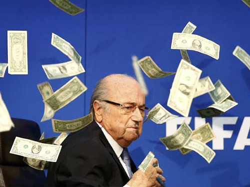 FIFA họp khẩn, Sepp Blatter bị ném tiền vào mặt