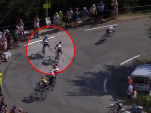Húc đầu vào cột điện, cua rơ Geraint Thomas vẫn quay trở lại đường đua