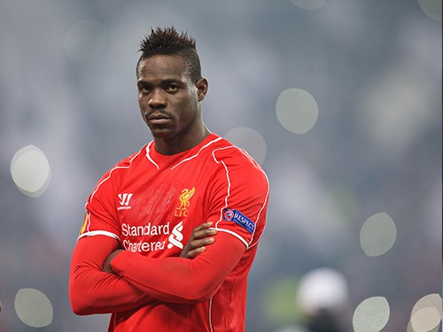 Mario Balotelli trổ tài đánh đầu trên sân nhỏ