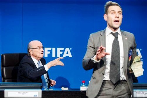 Người ném tiền vào mặt chủ tịch FIFA lâm nguy