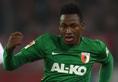 Augsburg tuyên bố không bán Baba Rahman cho Chelsea