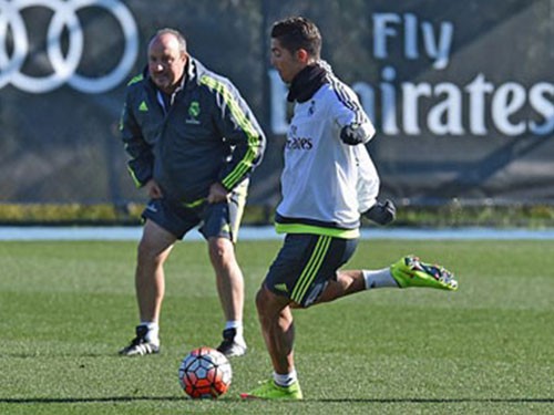 Benitez không công nhận, Ronaldo lại giận dỗi trên sân tập