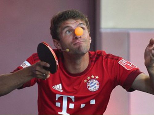 Muller, Lahm giao lưu bóng bàn với các nhà vô địch thế giới