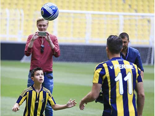 Van Persie “nhí” cũng khoác áo Fenerbahce