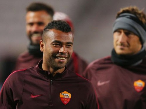 Ashley Cole: Về Anh không sánh bằng đi… “xõa”