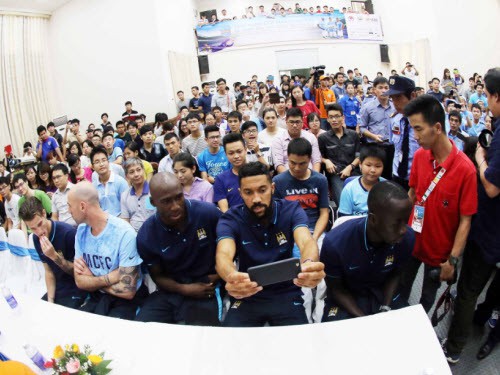 Sao Man City bất ngờ với CĐV Việt Nam