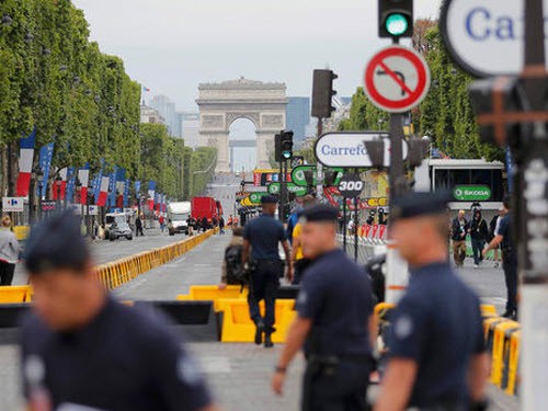 Tour de France náo động vì tiếng súng