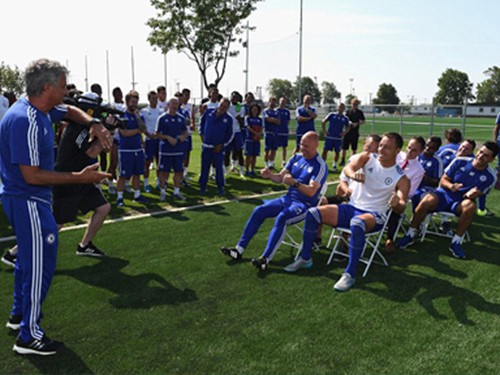 Cầu thủ Chelsea chạy như vịt sau trò đùa của Mourinho