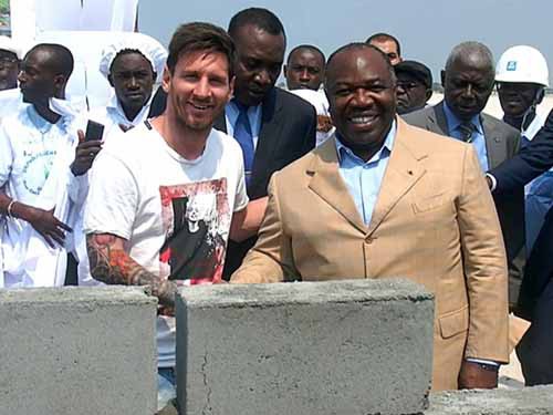 Viên đá của “thợ xây” Messi bị đánh cắp