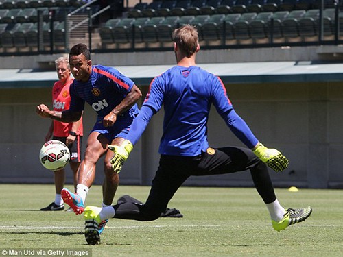 Depay lạnh lùng ngả bàn đèn khuất phục De Gea
