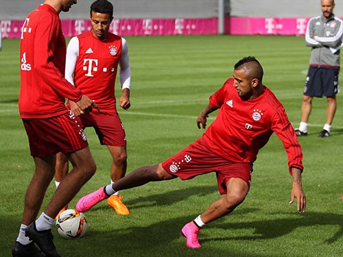 Arturo Vidal đứng hình vì bị Douglas Costa ‘làm nhục’