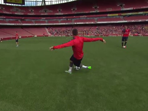 Koscielny trổ tài sút rabona trái chân trên sân tập