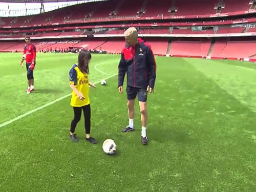 Trổ tài trước fan nữ, giáo sư Wenger sút xà ngang theo cách không ai ngờ