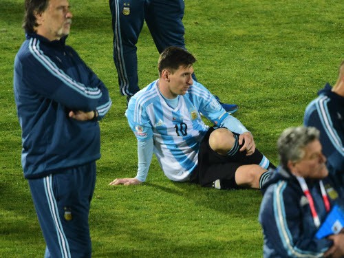 Jorge Valdano: Messi đâu phải… dê tế thần!