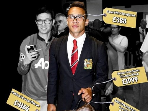 Memphis Depay khoe hàng hiệu khi trở lại Anh