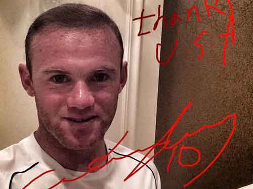 Rooney bị chê cười vì chữ xấu như gà bới
