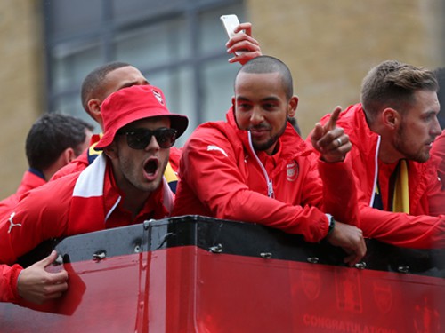 Gary Neville: “Thật thú vị khi Wilshere chửi Tottenham”