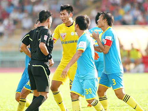 HLV Võ Đình Tân: “Thổi như thế thì BĐVN đừng mơ phát triển”