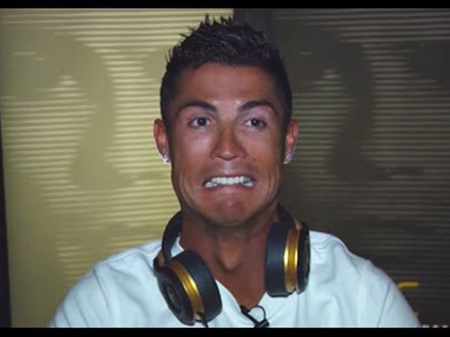CR7 văng tục trong bài phỏng vấn về FIFA
