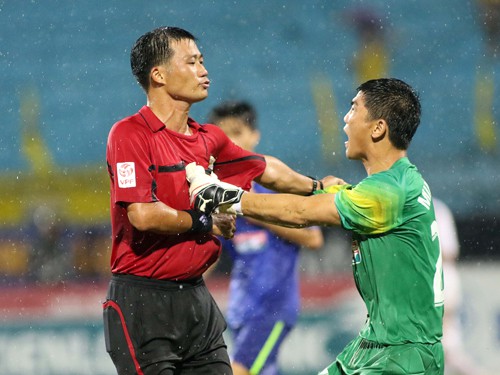 V-League: “Vua“ bị “ăn hiếp”