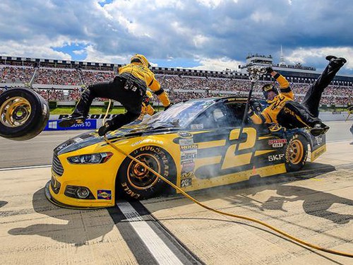 Vào pit stop, tay đua Nascar suýt lấy mạng 2 người đồng đội