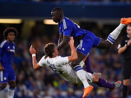 Kurt Zouma trổ tài đánh võ Muay Thái trong trận gặp Fiorentina