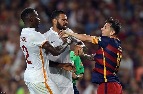 Messi húc đầu, bóp cổ cầu thủ Roma