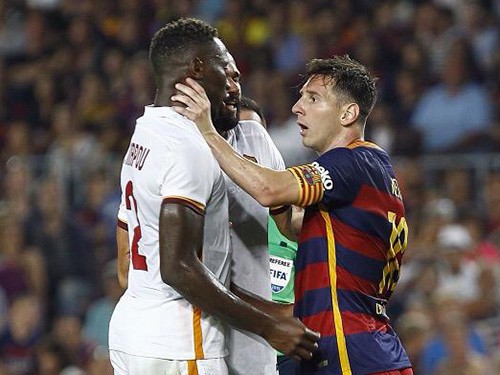 Nóng mắt, Messi lao vào húc đầu – bóp cổ đối phương