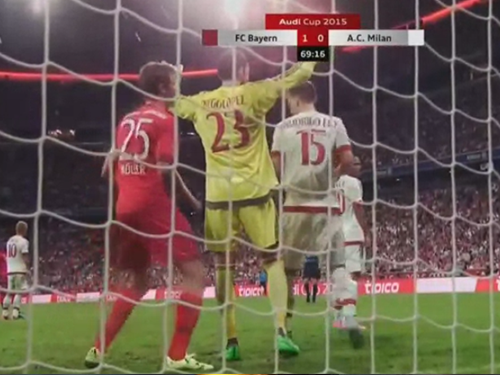 Thomas Muller chơi trò ‘mèo đuổi chuột’ với hậu vệ AC Milan