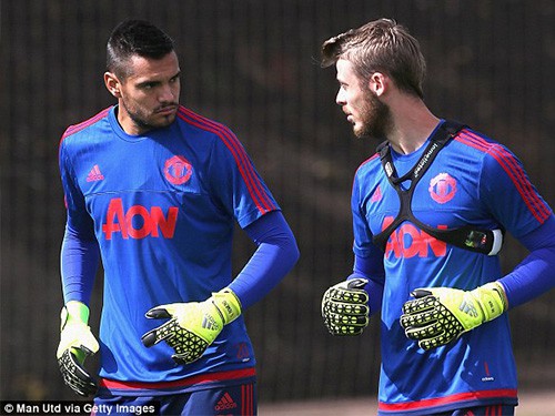 Sergio Romero bay như chim cản phá cú sút hiểm hóc của Mata