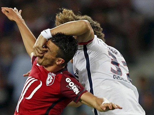 Tình huống David Luiz móc mũi đối phương