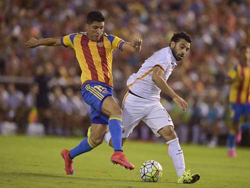 Valencia 1-3 Roma: Tân binh lên tiếng giúp Roma hạ sát bầy dơi