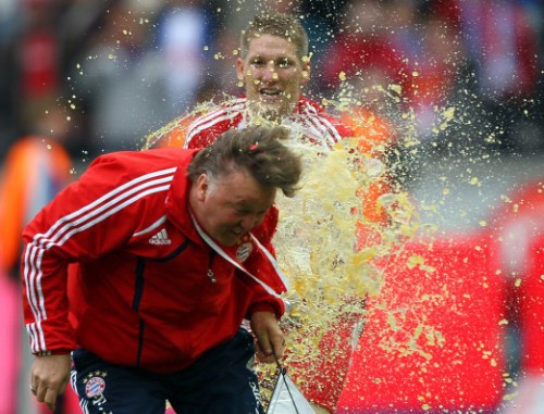 Schweinsteiger chơi trội, mời M.U sang Munich uống bia