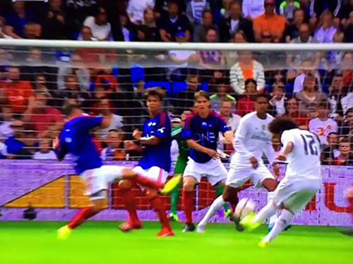 Mải chơi điện thoại, fan nhí bị Marcelo sút vỡ mặt