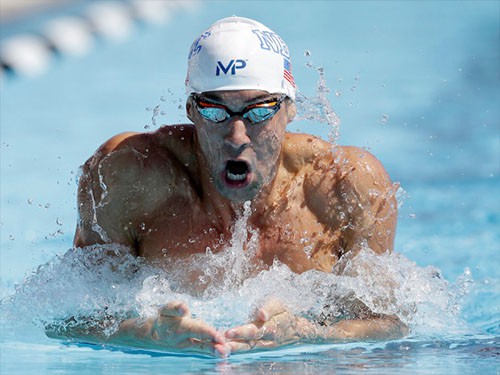 Michael Phelps tốc biến trên đường đua 200m hỗn hợp