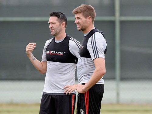 Robbie Keane đọ tài chuyền dài cùng Gerrard và cái kết bất ngờ